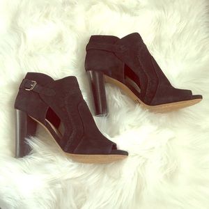Vince Camuto cut out black suede shoe size 7.5